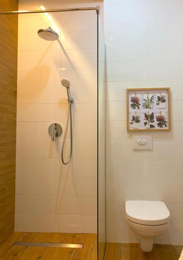 Centrally Located Apartment Overlooking Vermanes Park Riga Ngoại thất bức ảnh