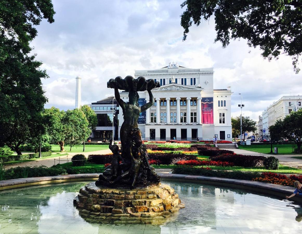Centrally Located Apartment Overlooking Vermanes Park Riga Ngoại thất bức ảnh